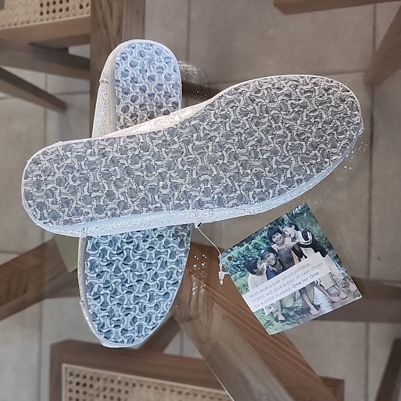 TOMS Shoes Silver Glitter Classic - Picture 3 of 3